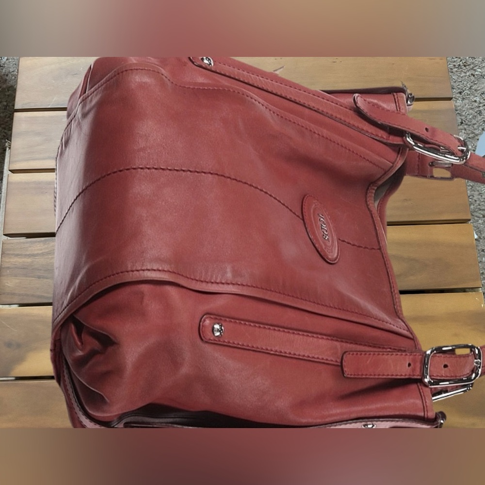 Tod's Elegant Red Leather Shoulder Bag - Picture 3 of 3